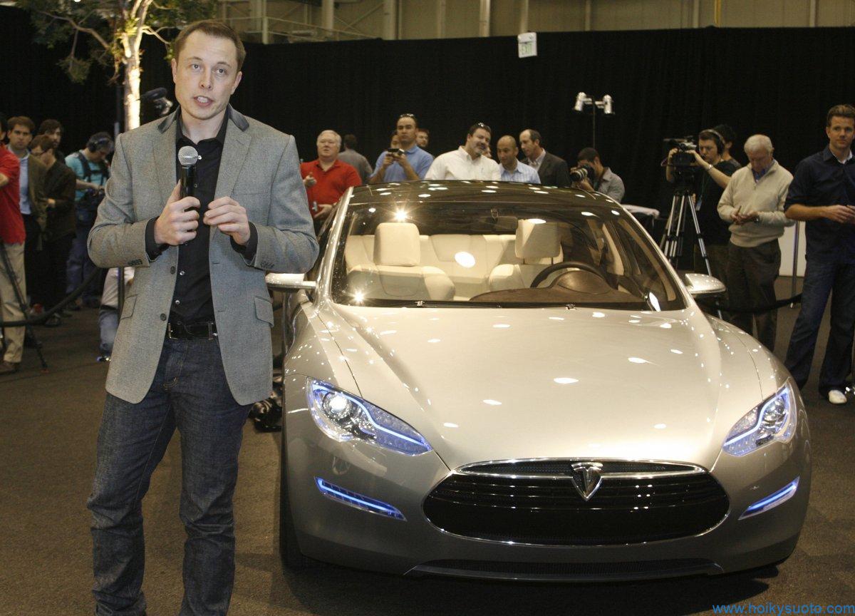 elon-musk-says-teslas-fully-autonomous-vehicles-will-be-ready-in-three-years-the-company-will-begin-rolling-out-its-autopilot-feature-in-october