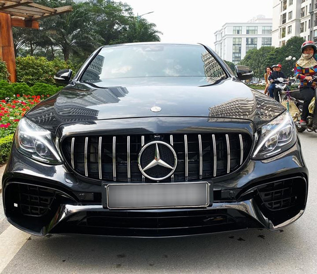 Mercedes-Benz C250 AMG độ full bodykit E63 AMG được rao bán với giá rẻ hơn Toyota Camry 2.5Q - Ảnh 1.