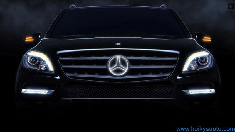 mercedes-benz-three-pointed-star-illuminated