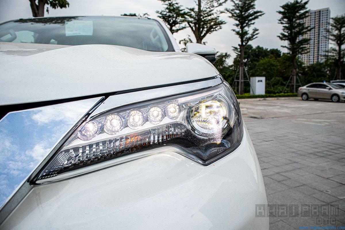 Ảnh chụp đèn pha LED xe Toyota Fortuner 2020