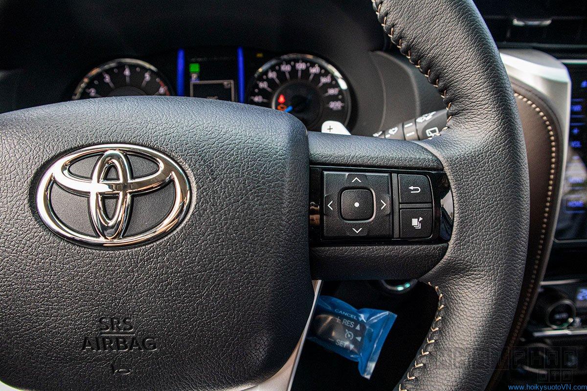 Ảnh chụp nút bấm vô-lăng xe Toyota Fortuner 2020