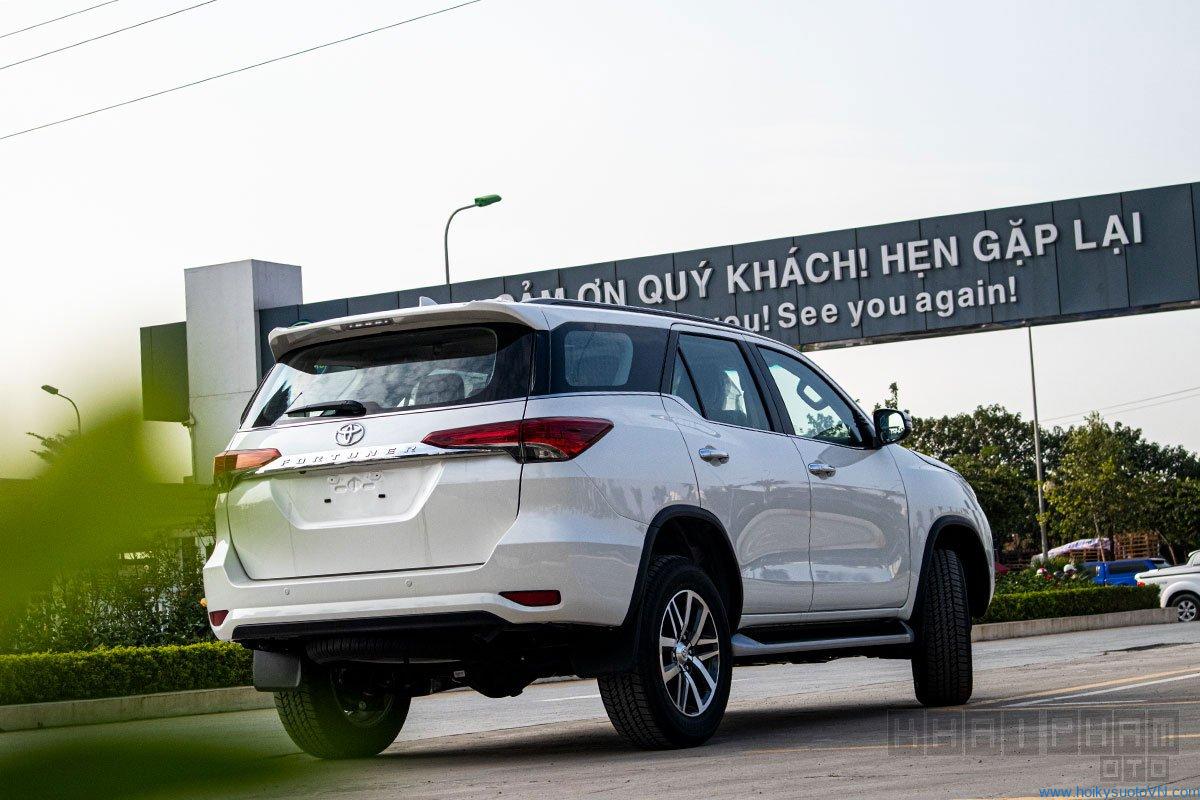 Ảnh chụp đuôi xe Toyota Fortuner 2020