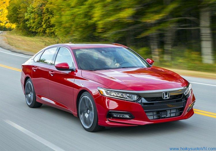 Honda Accord 2019 màu đỏ đang chạy