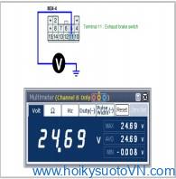 Hình 5: Đo điện áp giữa cực 11 của đầu giắc cụm dây công tắc đa chức năng và mass thân xe