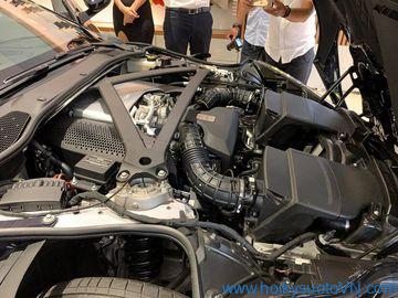 Thanh cân bằng trên chiếc Aston Martin DB11 là chi tiết thanh kim loại hình tam giác màu đen